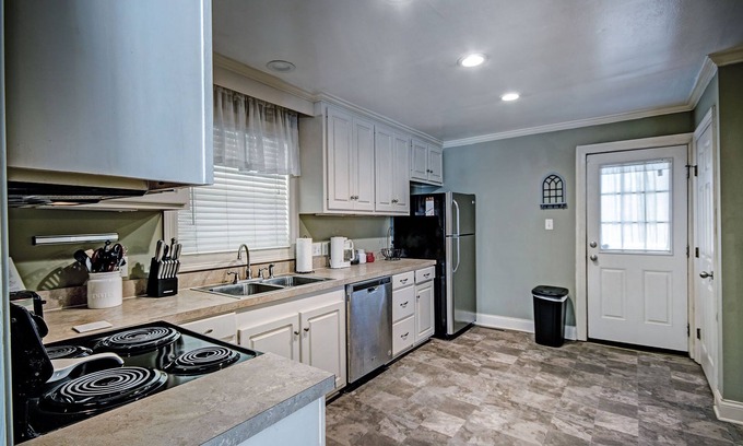 Tougaloo House | Relax in Shady Oaks Near Hospitals & Dining