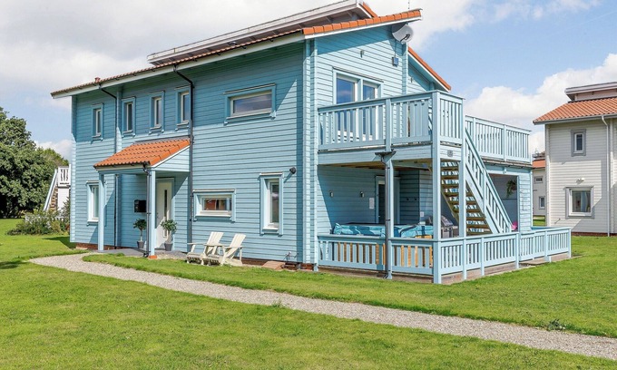 Hopton Cottage | Relax in the hot tub whilst enjoying open views over the golf course and lakes.