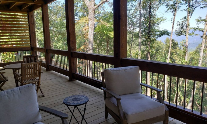 Walnut Mountain House | Relax on Top of the Ridge - Ellijay, GA