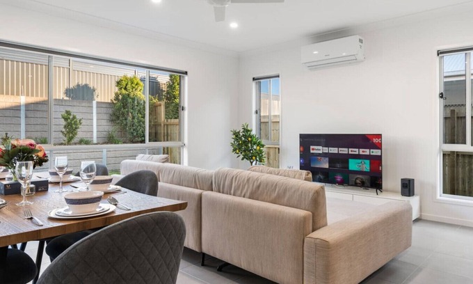 Victoria Point House | Relax-Ready 4BR Near Bayside & Shops | Workspace