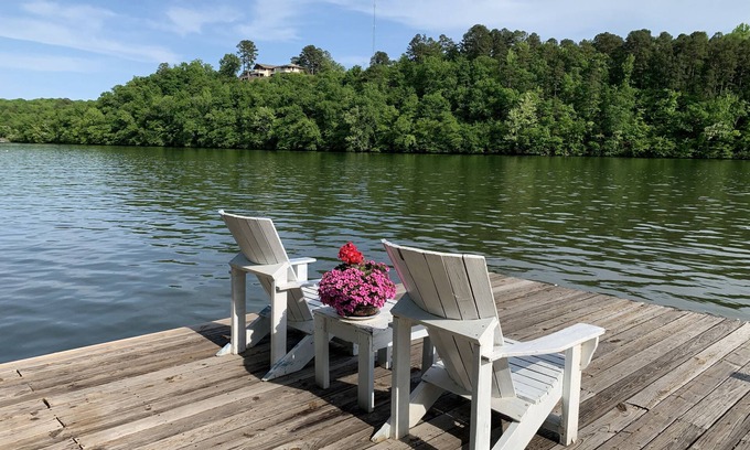Jones Mills House | Relaxing, Cozy Cottage on the Lake with kayaks - 2 Guest Maximum