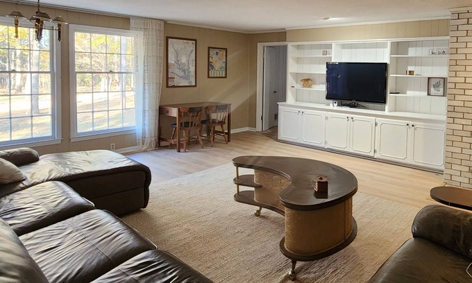 Tignall House | Relax with the whole family at this peaceful stay on the Broad River.