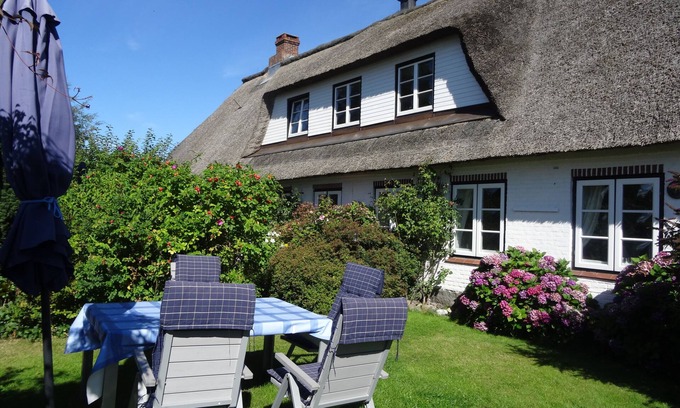 Pommerby Apartment | Relaxation by the sea in a historic thatched cottage; WLAN, garden, 2 showers, sauna