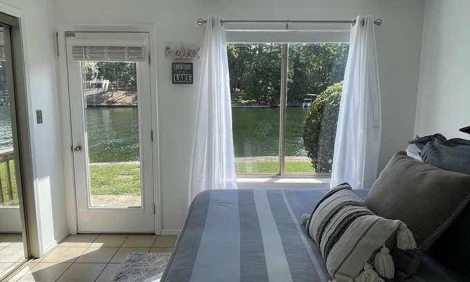 Mid America Condo | Relaxation Destination-updated lakefront condo just steps from Lake Hamilton!