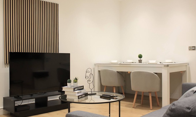 Purley Apartment | Relaxed & Cozy Family Getaway in Purley Rise - Minutes from Gatwick Airport