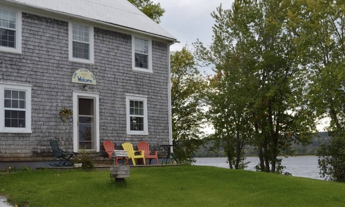 Wickham House | Relaxed vacation with 4 bedrooms on the beautiful Saint John River