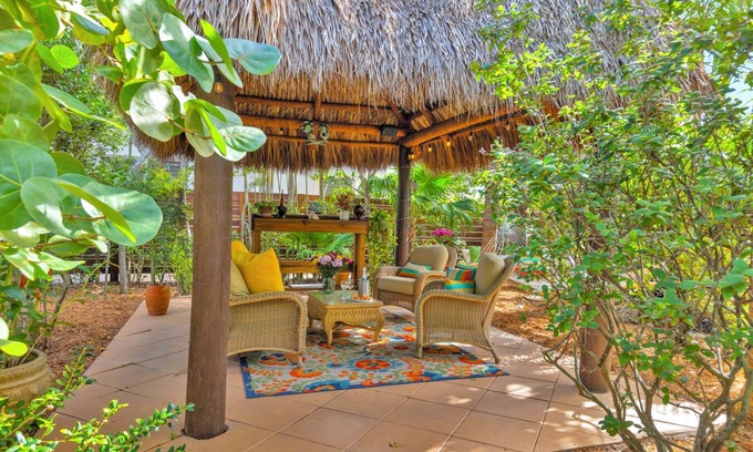 North Beach Apartment | Relaxing 1 Bedroom Garden Apartment steps to the Ocean - Best part of the beach!
