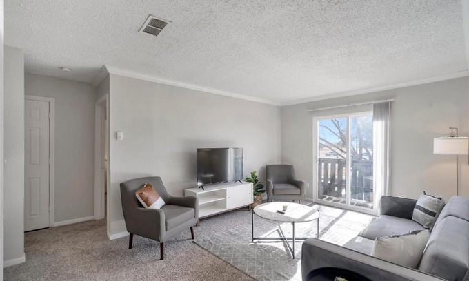 Midland House | Relaxing 1BR Suite and Swimming Pool