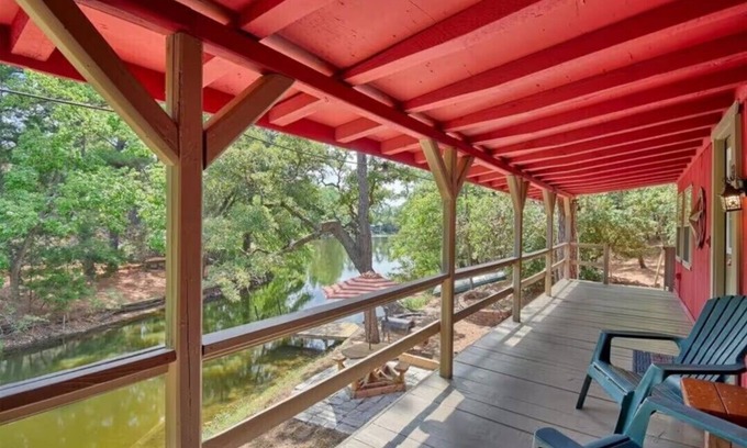 La Grange Cabin | Relaxing 2-bedroom cabin on Lake Jean