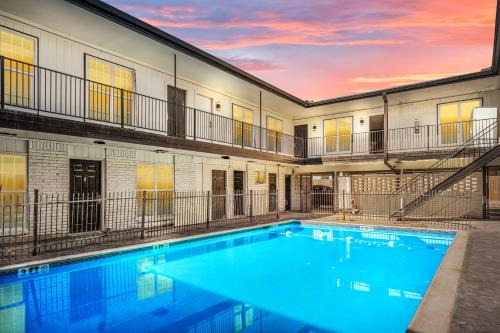 Houston Heights Apartment | Relaxing 2BR Haven in Heights with Pool and Free Parking