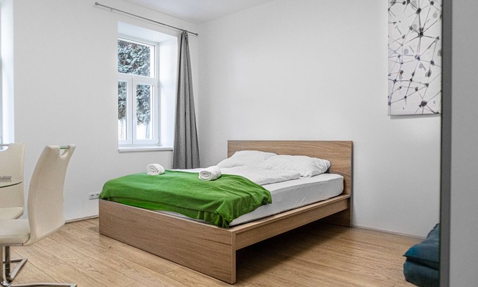 Simmering Apartment | Relaxing 2BR shared Apt. U3 Enkplatz