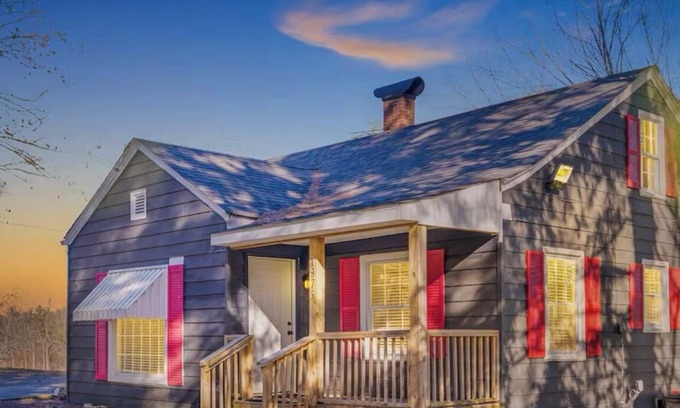 Old Town House | Relaxing 3/2 House Family Friendly & Pet Friendly with huge picnic pavilion