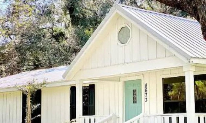Boys Ranch House | Relaxing 4-bedroom house; 20 mins from springs in Live Oak on pond with fire pit