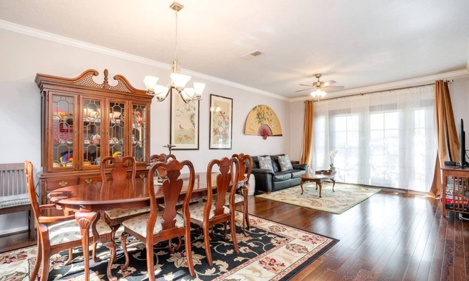River Oaks House | Relaxing Asian Courtyard House @ Prime Spot in River Oaks