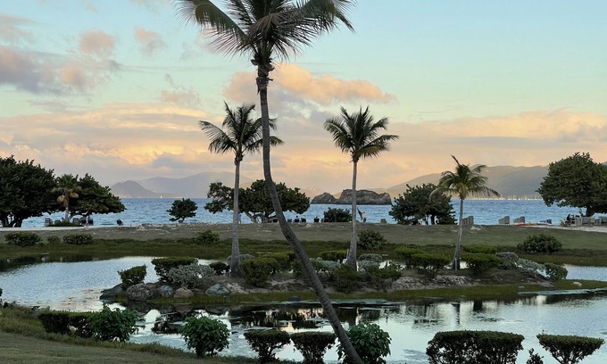 Red Hook Condo | Relaxing beachfront condo on the desirable Sapphire Beach.