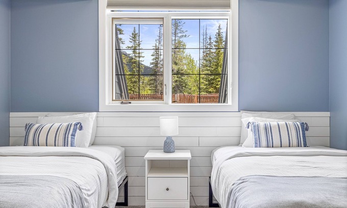 Canmore Cabin | Relaxing Chalet - Heated Pool & Hot Tub - Pet Friendly