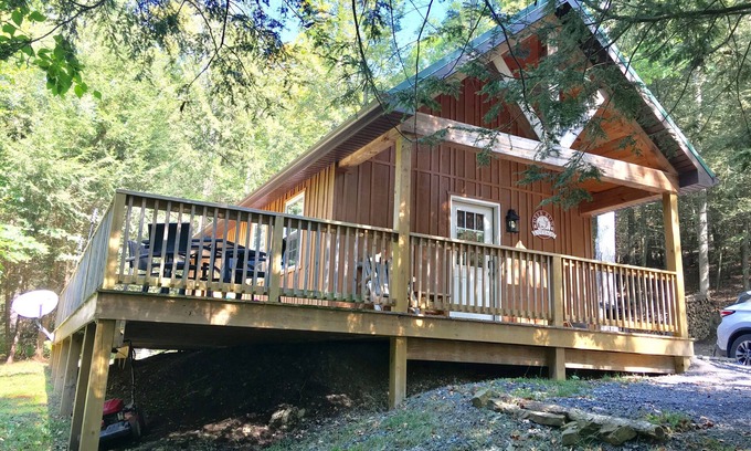 Cocolamus Cabin | Relaxing Getaway-Enjoy a hot tub in the woods