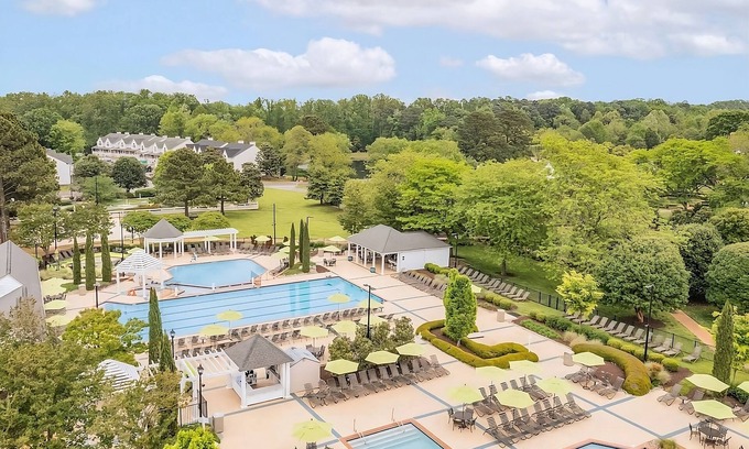 Berkeley Hotel | Relaxing Hideaway! w/Onsite Swimming Pools, Sports Courts, Free Parking!