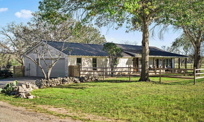 Boerne House | Relaxing Hill Country Home with a Firepit & Patio