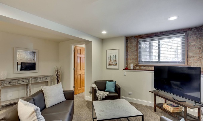 North Center Apartment | Relaxing in Ravenswood - This Neighborhood is Great for Any Group and Close to Everything! by AllSet Turnover