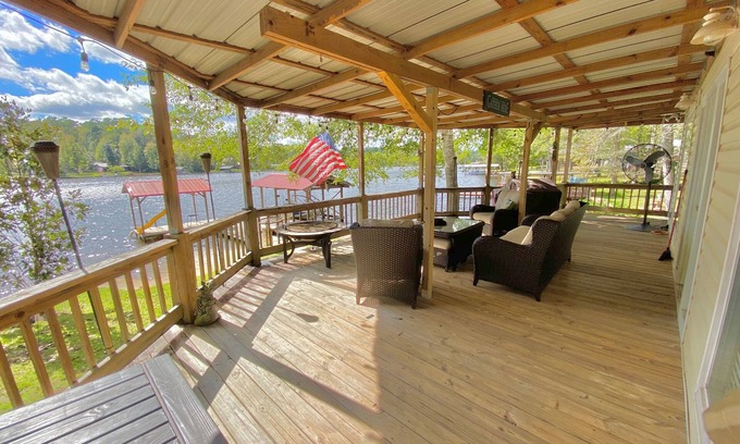 Hillister House | Relaxing Lakefront Getaway Near Houston with Private Dock and Porch Views!