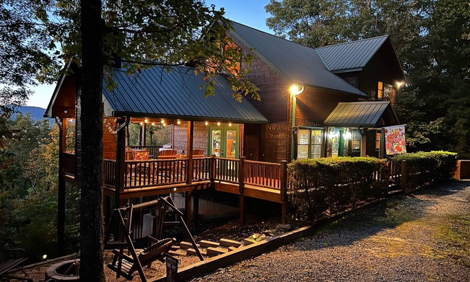 Ridgeline Vistas Cabin | Relaxing mountain views, 4 king beds, 3 baths, hot tub, and game room!