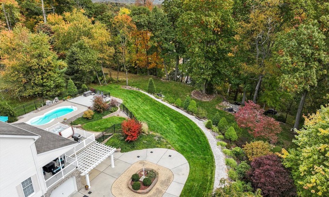 Dauphin House | Relaxing Mountain & Water Views w/a Pool -10 minutes to Harrisburg