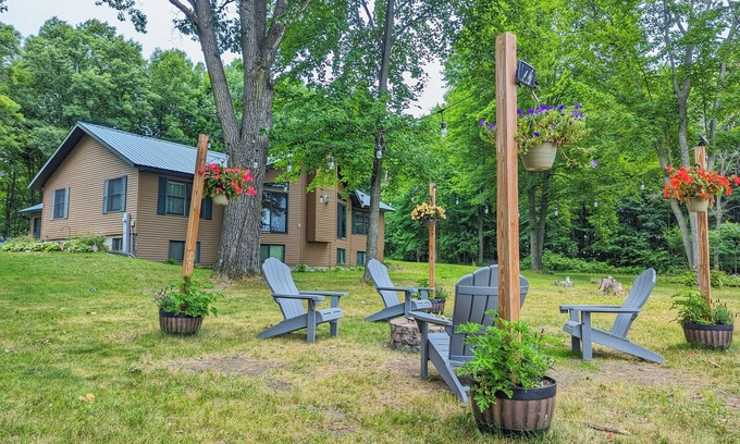 Mosinee House | Relaxing nature getaway with all the amenities