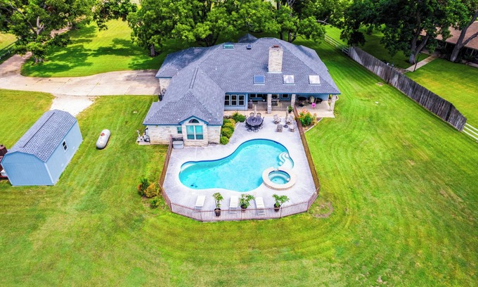 Austin House | ♥Relaxing Oasis♥Pool♥ Spa♥Steam shower☀ 3-Acre Backyard, Games/Activities!