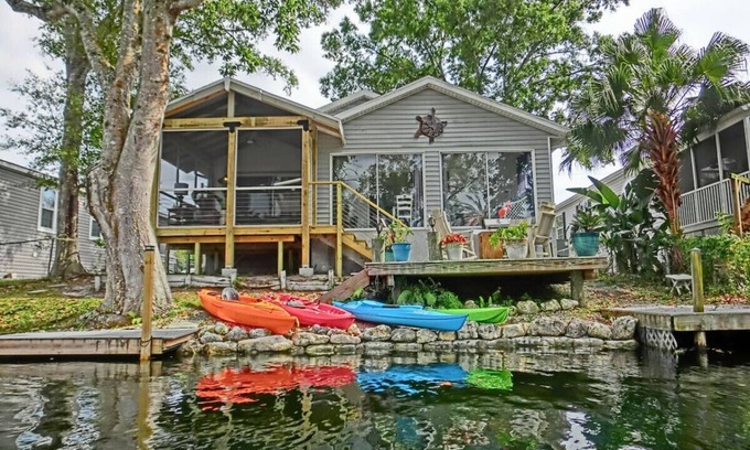 Spring Hill House | Relaxing Overlook Retreat - Kayaks and Turtles | Family Friendly!