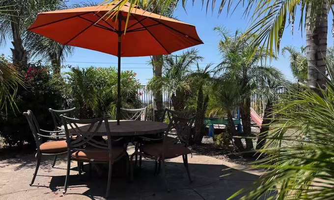 Alessandro Heights Apartment | Relaxing Poolside Getaway Guest House