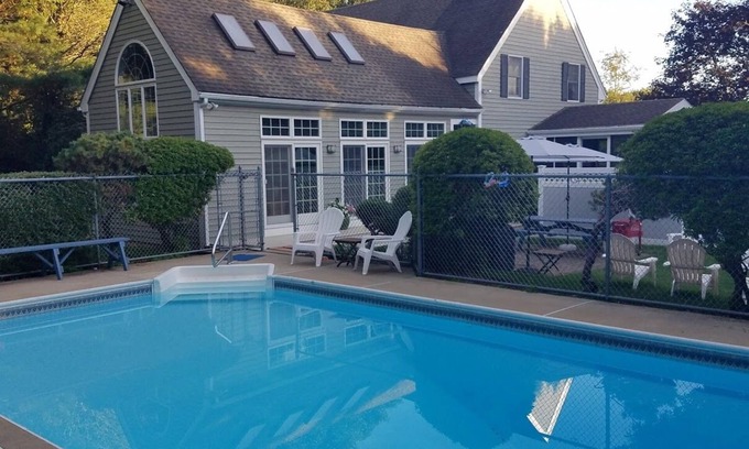 Haversham House | Relaxing private poolside retreat 5 minutes from the beach!