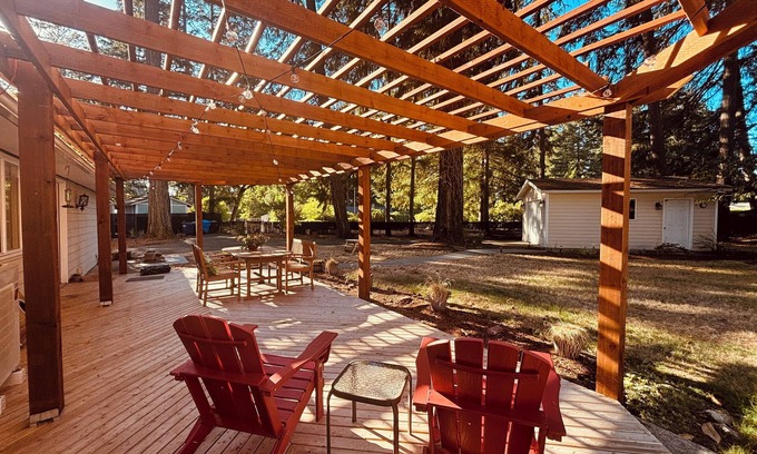 Lakewood House | Relaxing Rancher with Fire-Pit Ferns and Firs Lakewood