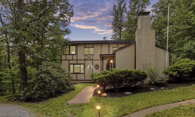 Berkeley Springs Cabin | Relaxing & Rejuvenating Retreat w/Hot tub, Pool, Sauna, & Games for family+pets