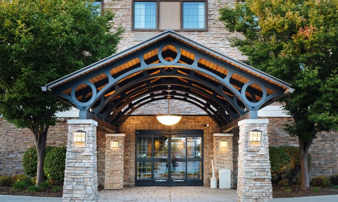Maumee Apartment | Relaxing Retreat in Maumee | FREE Breakfast + Fitness Center + Shared Pool
