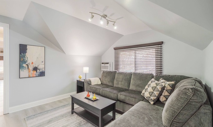 Lombard House | Relaxing Retreat in the Heart of Lombard + Laundry