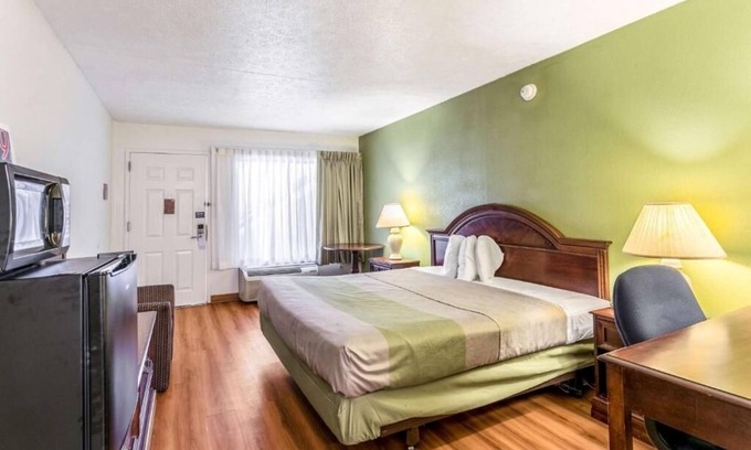 Edgewood Hotel | Relaxing Room Near Ripken Stadium w/Free Breakfast & On-Site Restaurant