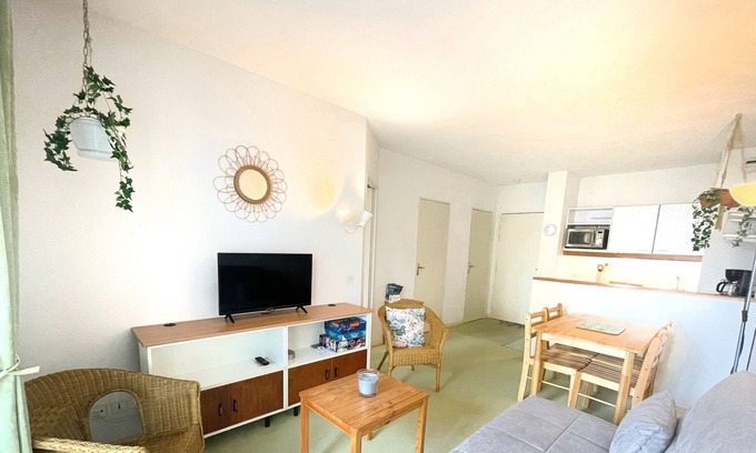 Port Guillaume Apartment | Relaxing stopover by the sea with swimming pool