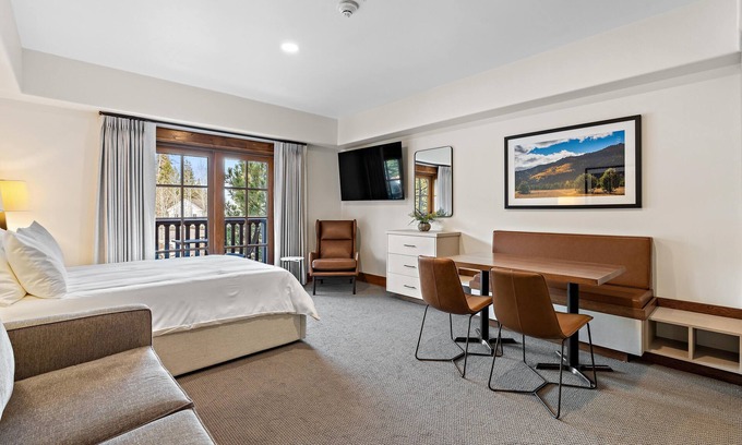 Tamarack Apartment | Relaxing Studio with Balcony