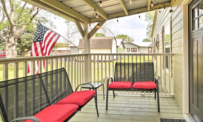 Tomball Cottage | Relaxing Tomball Retreat: Walk to Main Street