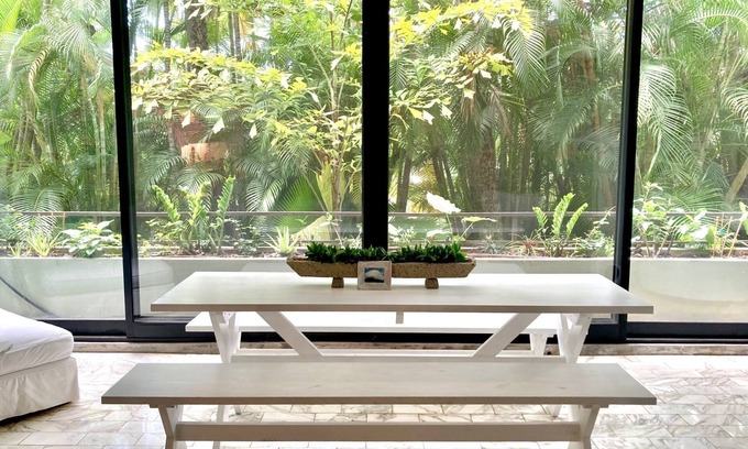 Kahala Condo | Relaxing tropical retreat near Diamond Head. Unwind and rejuvenate your senses.