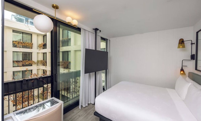 Hollywood House | Relaxing Unit with Rooftop Pool, Pet-friendly Near Hollywood Walk of Fame