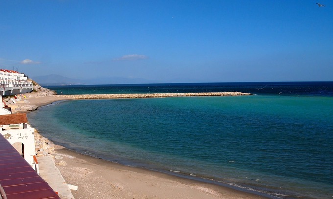 Gibraltar Apartment | Relaxing Well Appointed Beachside Apartment