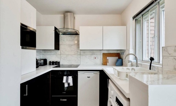 Harlington Apartment | Remarkable 1-Bed Studio in Hayes