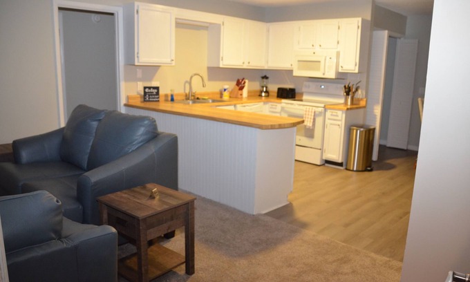Daleville Apartment | Remodeled apartment one minute to Fort Novosel gate. Short or Long-term stays!
