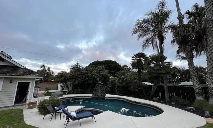 South Oceanside House | Remodeled cozy family surf house with jacuzzi and pool located near the beach!