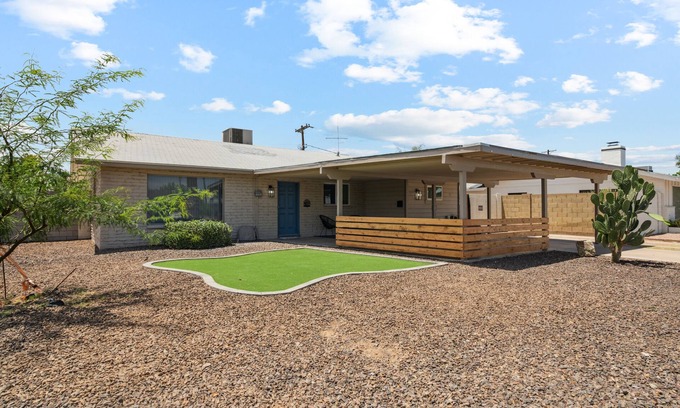 Village Grove House | Remodeled Gem w/bocceball - 8 Minutes to Oldtown