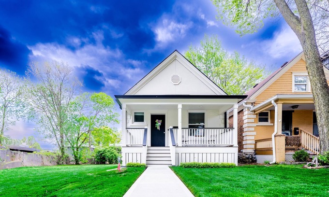 Southmoreland House | Remodeled KC Getaway: Home Away from Home!