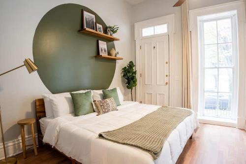 Phoenix Hill House | Remodeled Modern Home - private backyard & games!