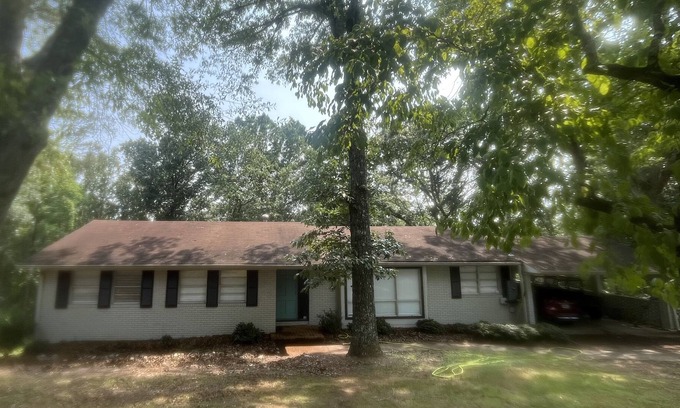 Gainesville House | Remodeled Ranch with beautiful wooded lot on Lake Lanier!